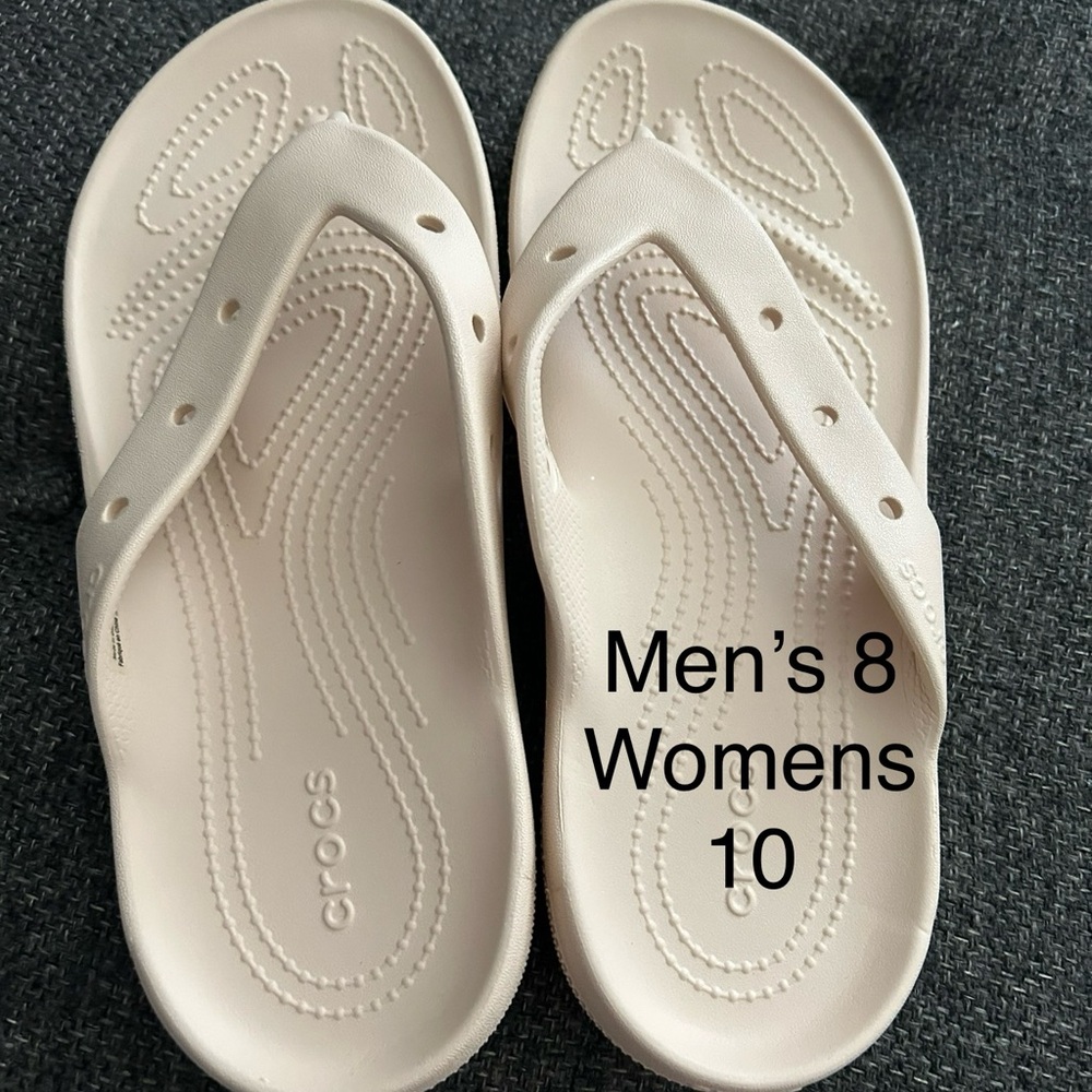 Crocs flip flops nwot men’s 8 women’s 10
Peach color